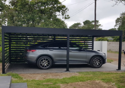 Carport aluminium autoporté avec lames claire-voie