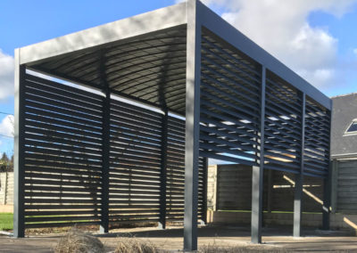 Carport camping car aluminium autoporté avec lames claire-voie