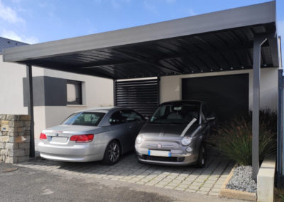 Carport avec poteaux déportés