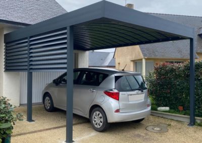 Carport alu fermé lames brise soleil