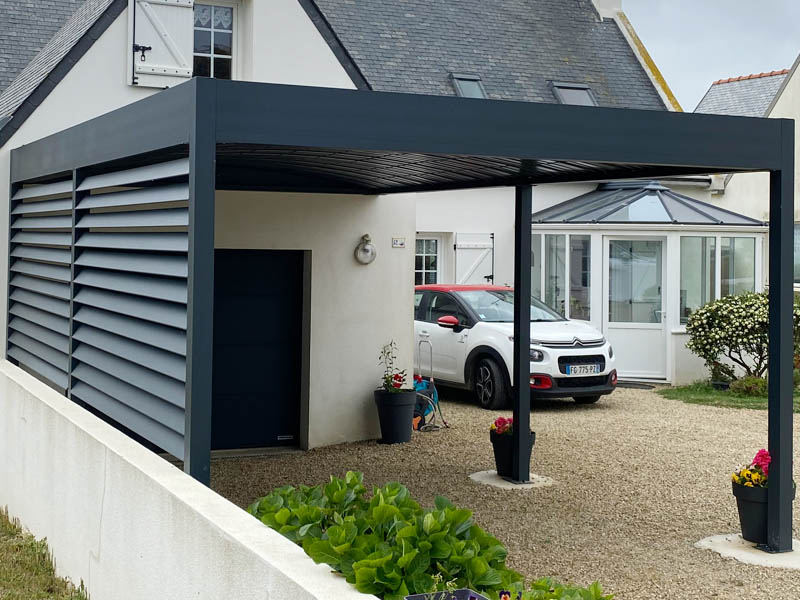 Carport alu fermé lames brise soleil