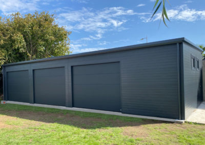 GardenKuB garage métal 3 voitures préfabriqué sur mesure en panneaux sandwich sur les départements 56-35-22-29-44