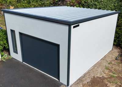 GardenKuB garage métal 2 voitures préfabriqué sur mesure en panneaux sandwich sur les départements 56-35-22-29-44